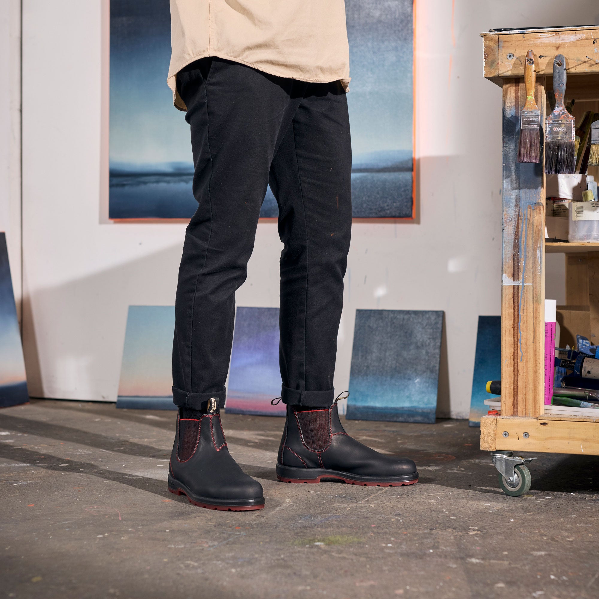 Blundstone store black red