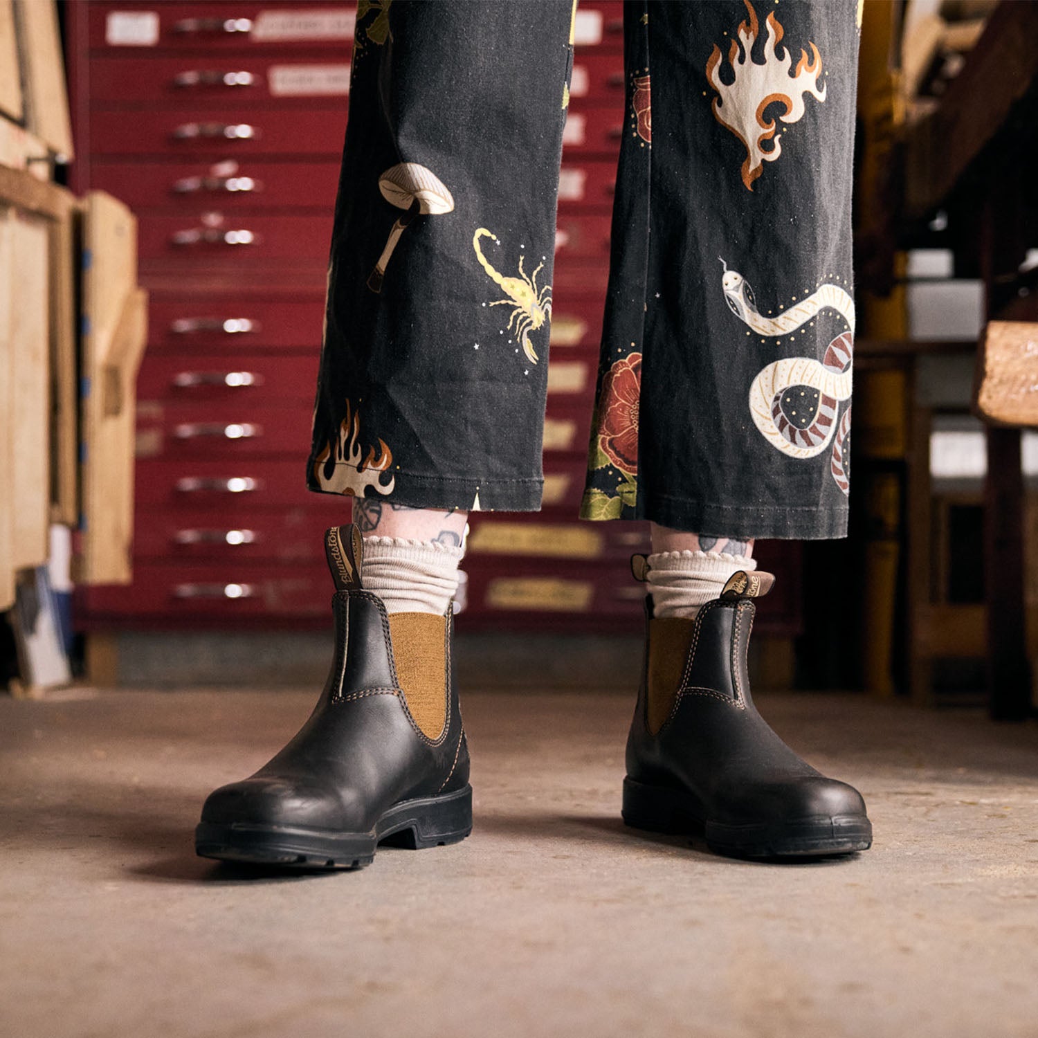 Blundstone 2501 Originale Noir avec élastique arc-en-ciel et piqûres contrastantes